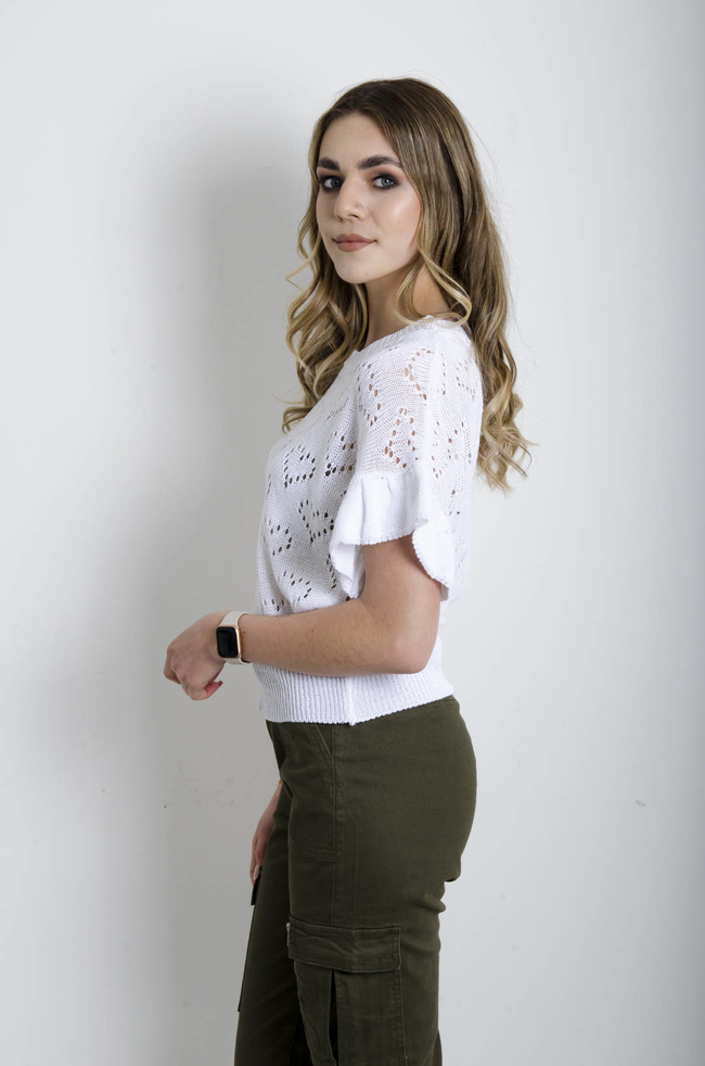 SWETEREK W SERDUSZKA AŻUROWY Z FALBANAMI PRZY RĘKAWACH- BIAŁY