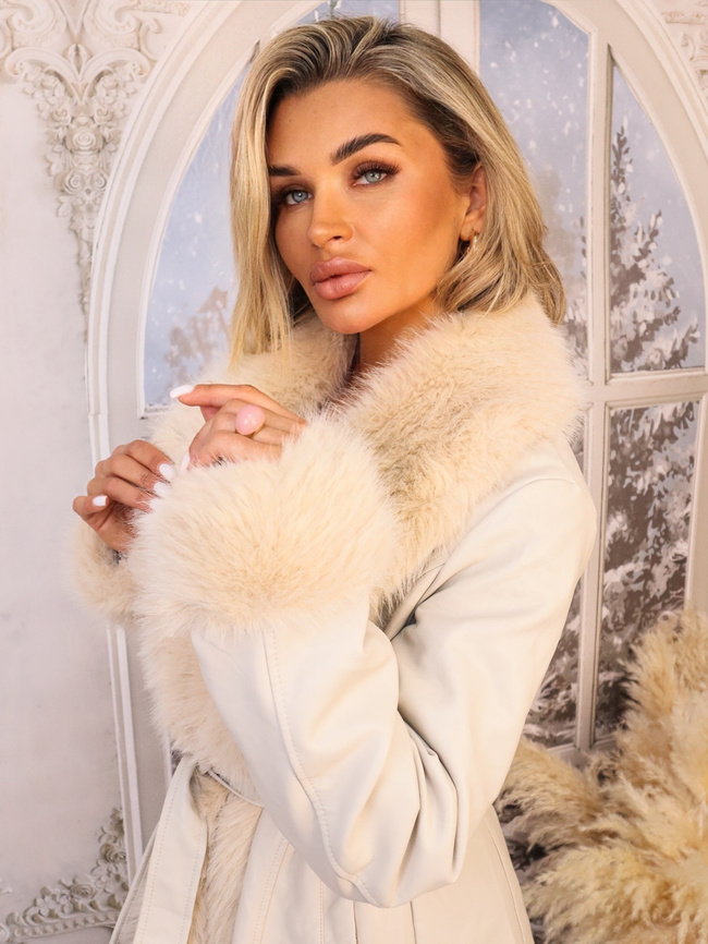 PŁASZCZ OCIEPLANY Z EKOSKÓRY Z FUTERKIEM WIĄZANY W PASIE- BEŻOWY