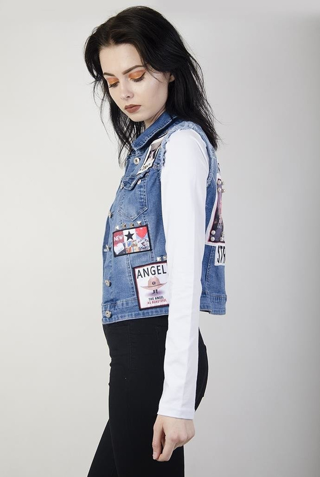 Jeansowa kamizelka z naszywkami