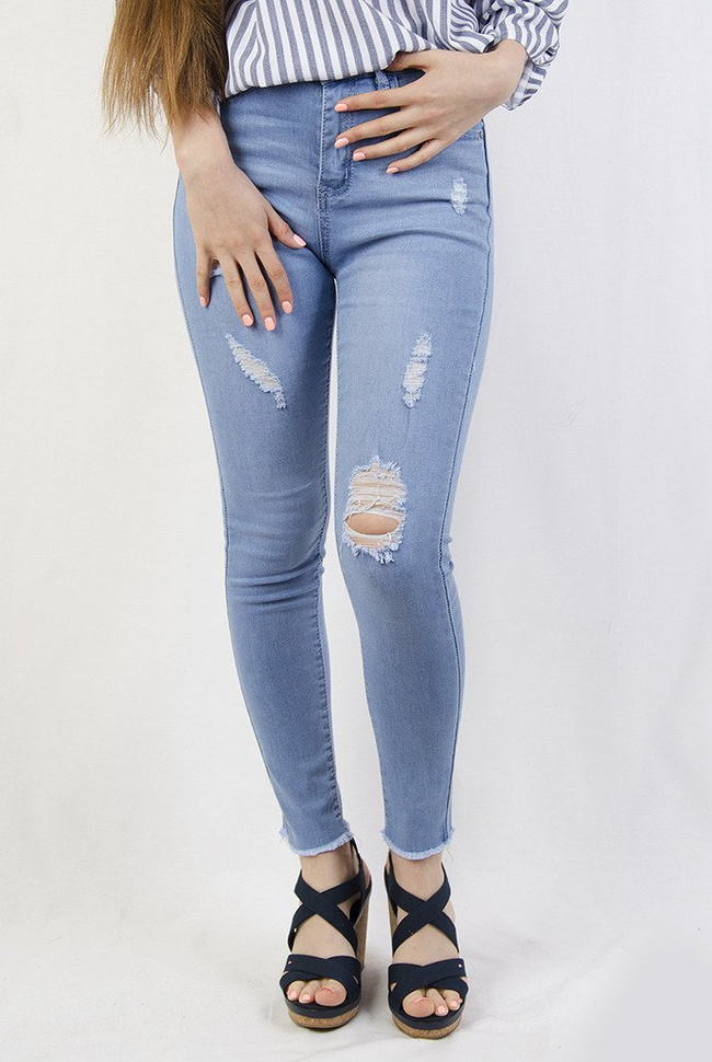 Jasne spodnie jeansowe z przetarciami