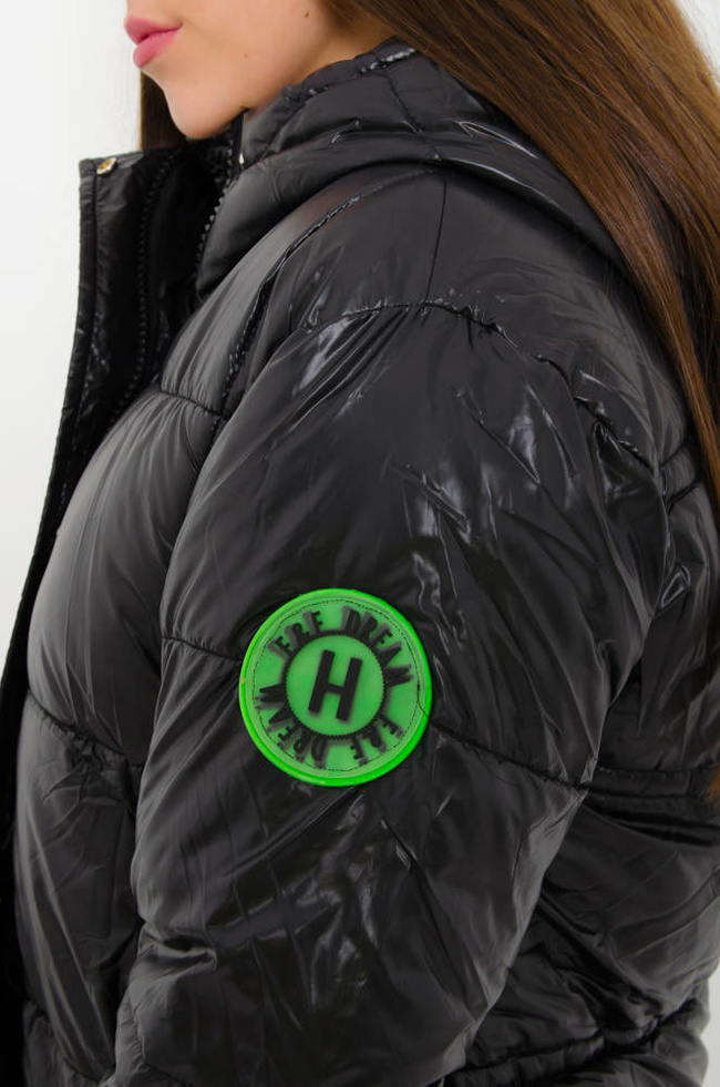 CZARNA DŁUGA KURTKA ZIMOWA Z NAPISAMI 