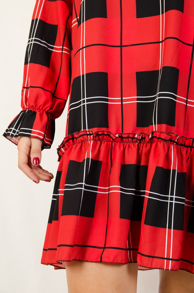 Czerwona sukienka w kratę z falbaną na dole