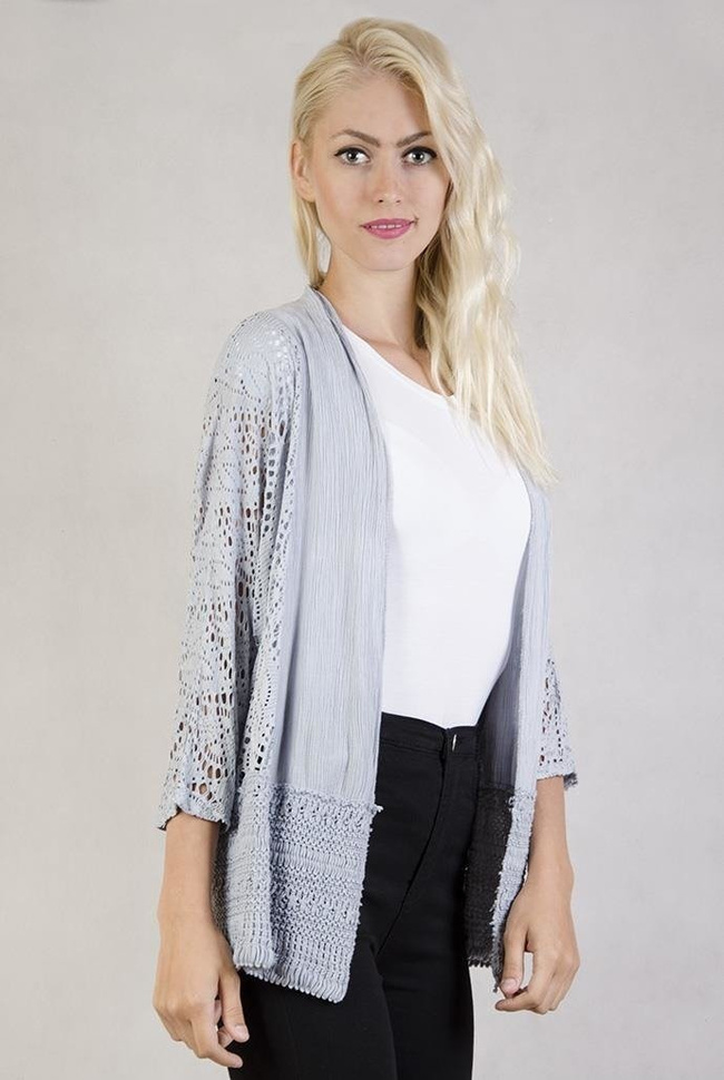 Koronkowa narzutka z szerokim plecionym pasem na dole szara