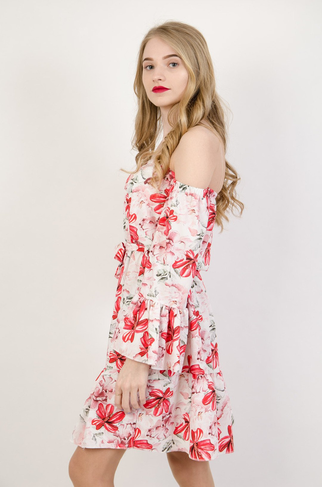 Biała sukienka w czerwone kwiaty z odkrytymi ramionami