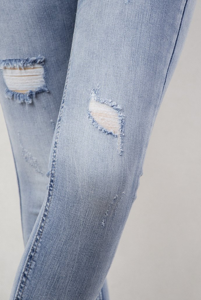 Jasne spodnie jeansowe typu push up z dziurami