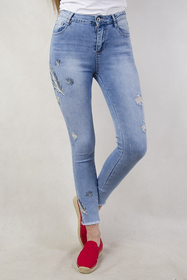 Jasne spodnie jeansowe z wyszywanymi piórkami