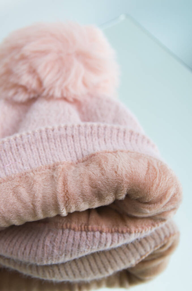 ZIMOWA CZAPKA Z POMPONEM I OZDONYM KWIATKIEM- JASNO RÓŻOWA