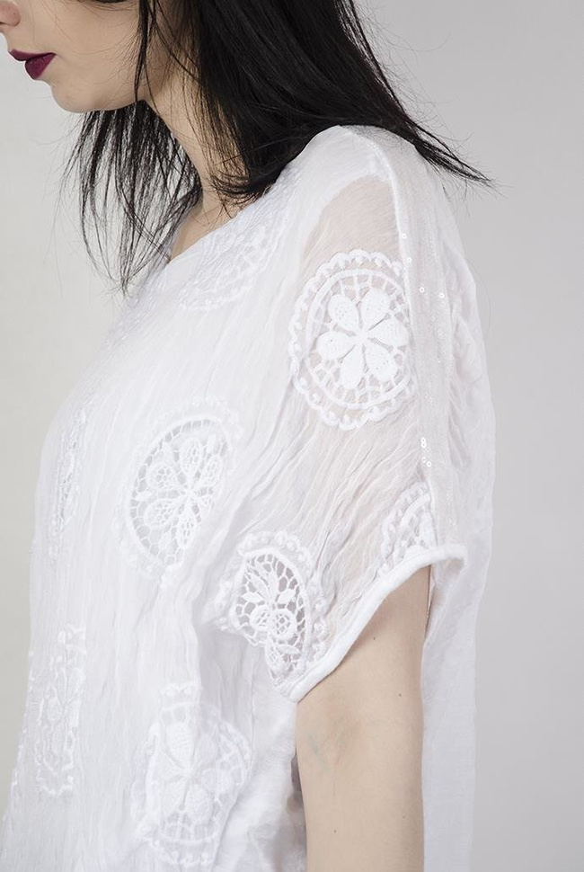 Biała bluzka z haftowanymi kółeczkami