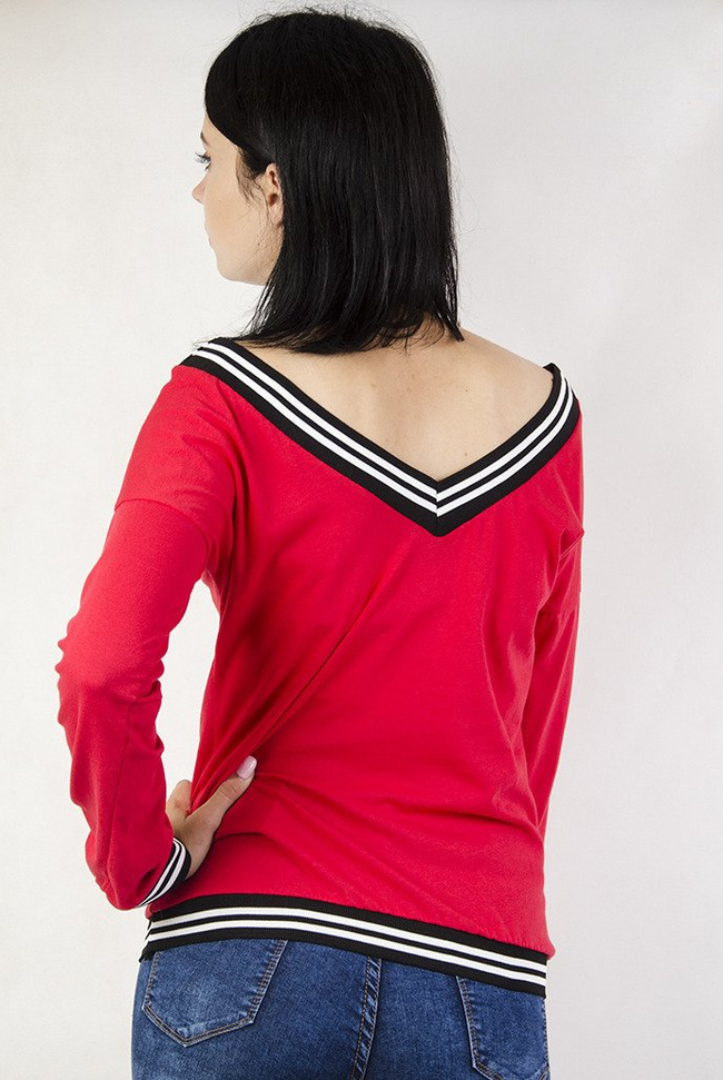 Czerwona bluzka z wyciętym dekoltem