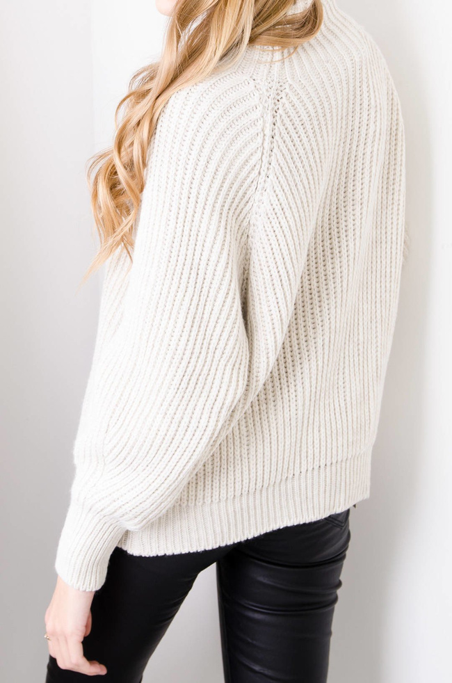 BEŻOWY SWETER OVERSIZE Z PÓŁGOLFEM