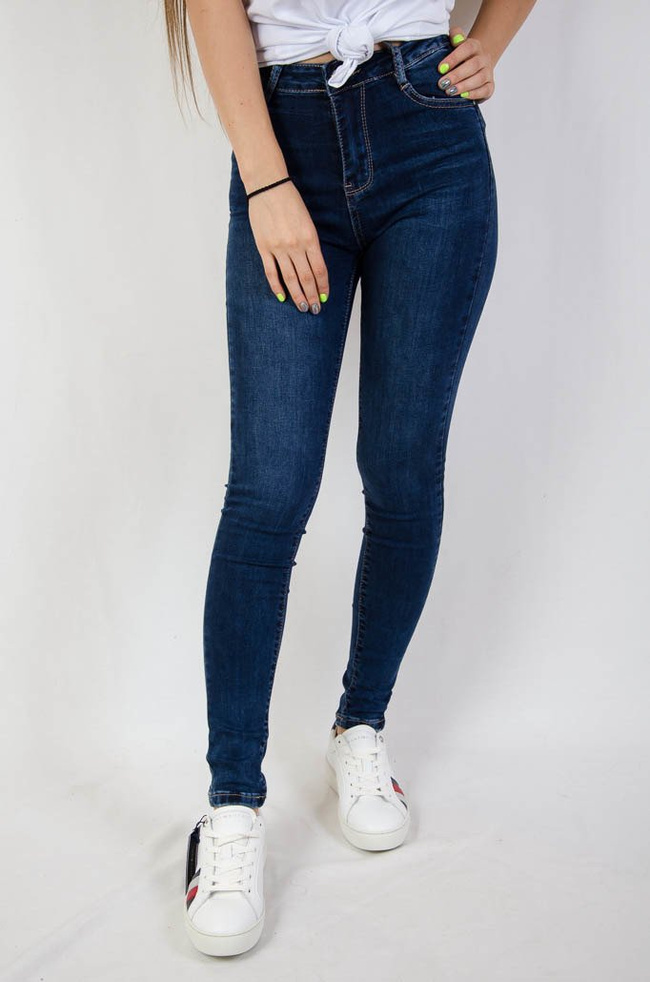 Ciemne spodnie jeansowe z ćwiekami na kieszeniach