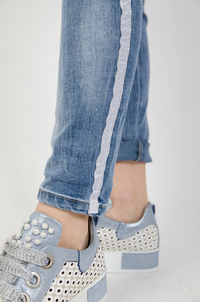 Jasne spodnie jeansowe z lampasem i gumką w pasie