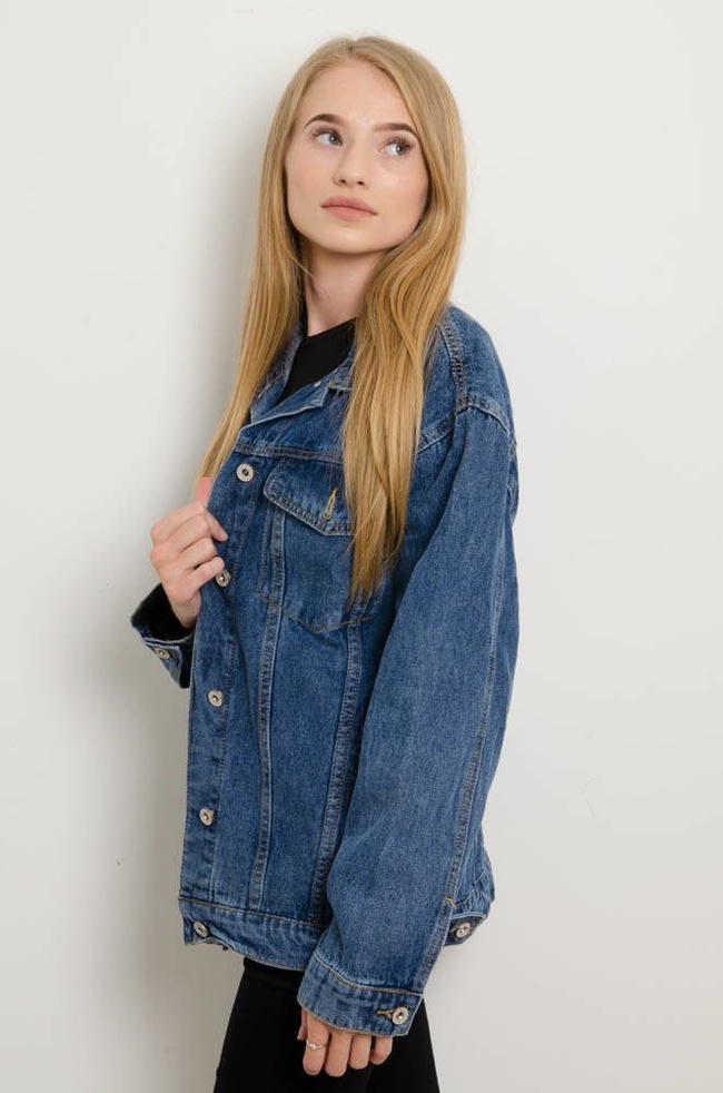 NIEBIESKA KURTKA JEANSOWA Z NASZYWKĄ NA PLECACH