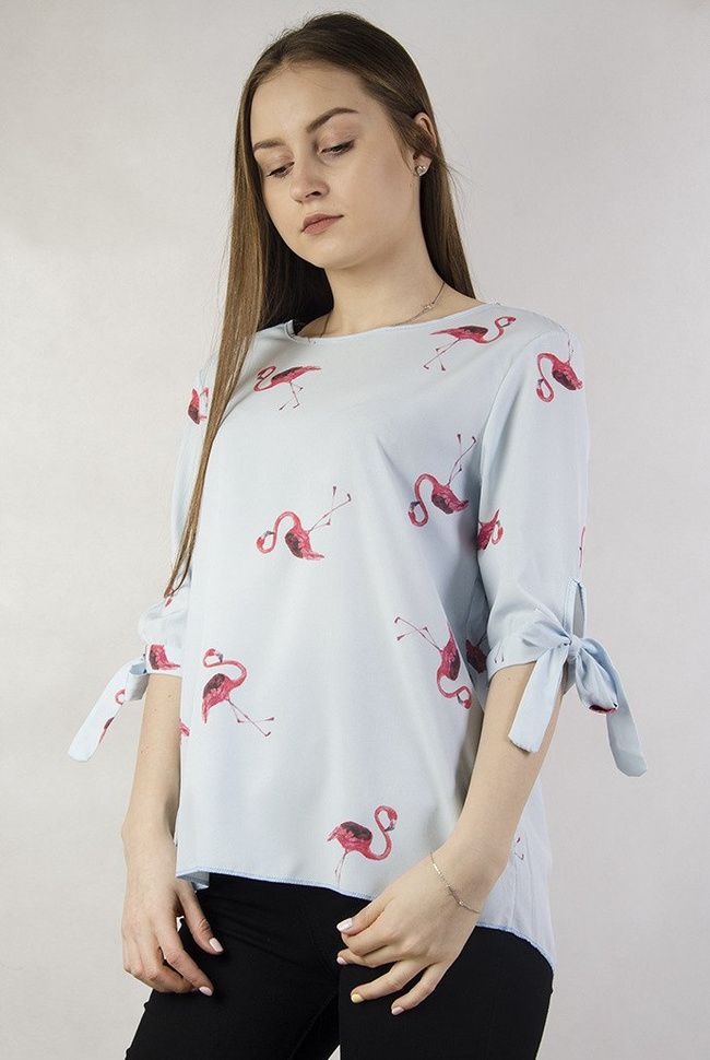 Zwiewna niebieska bluzka w flamingi