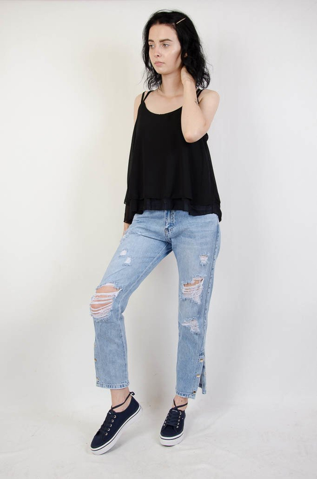 Czarna bluzka mgiełka na ramiączkach 