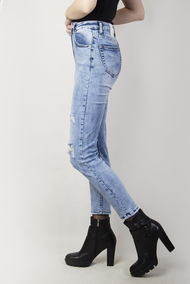 Jasne spodnie jeansowe z przetarciami i cieniowaniem