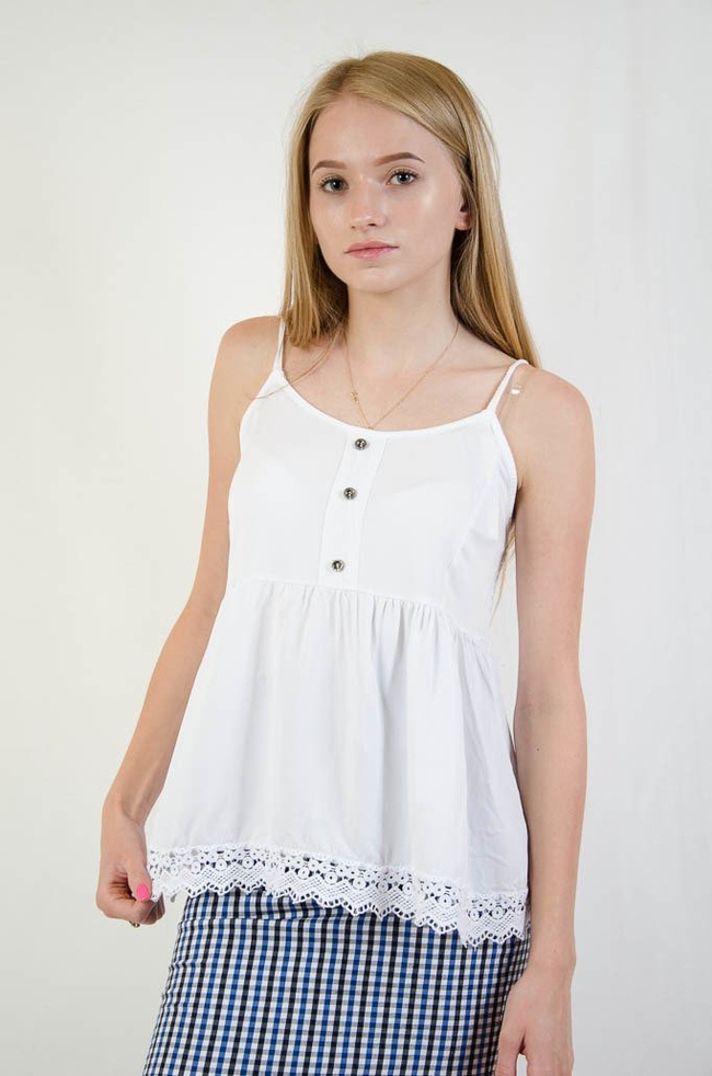 Biała bluzka na ramiączka z ażurowymi wstawkami, zapinana na guziki