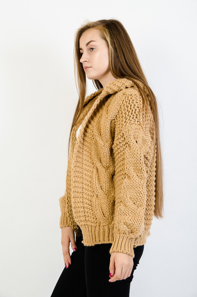 Brązowy pleciony sweter z kapturem