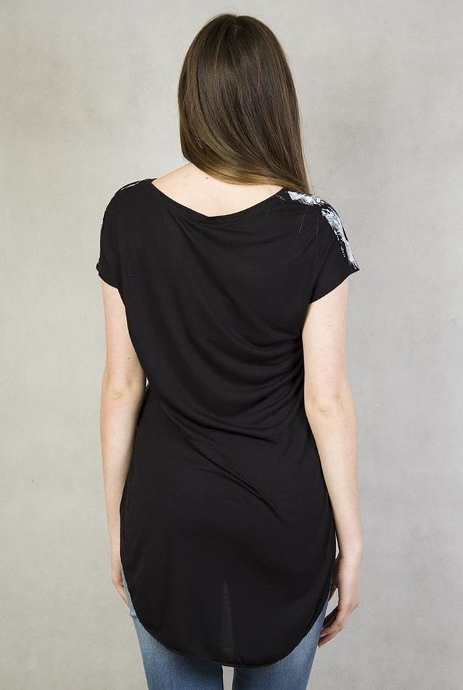 Czarna, asymetryczna bluzka w piórka z napisem "Dreamer deserve your dream"