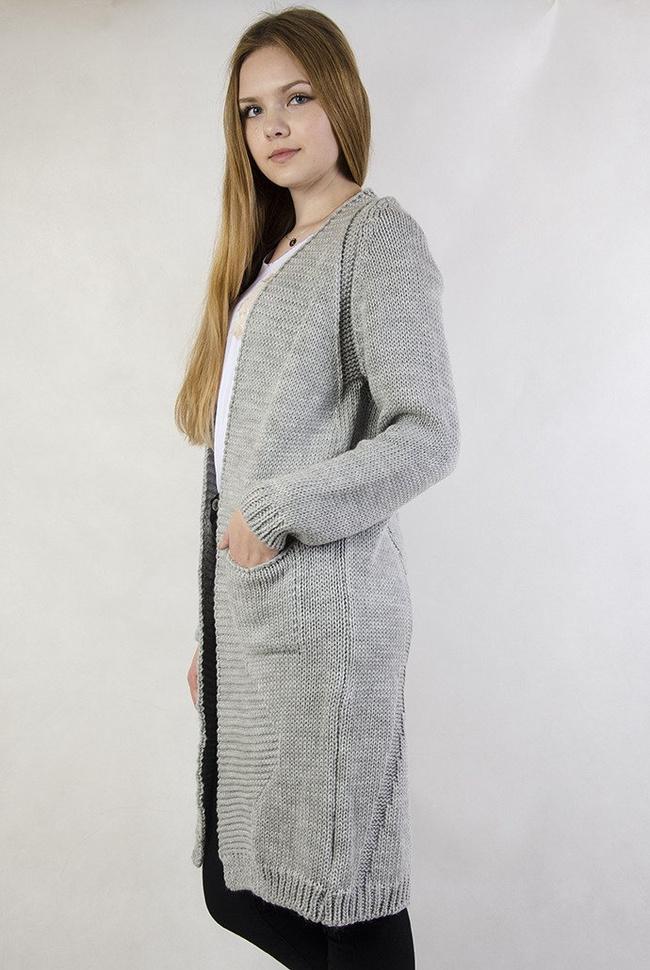 Szara narzuta ze wzorem na plecach