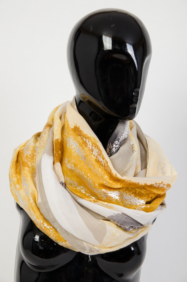 Żółty szal ze złotymi elementami 