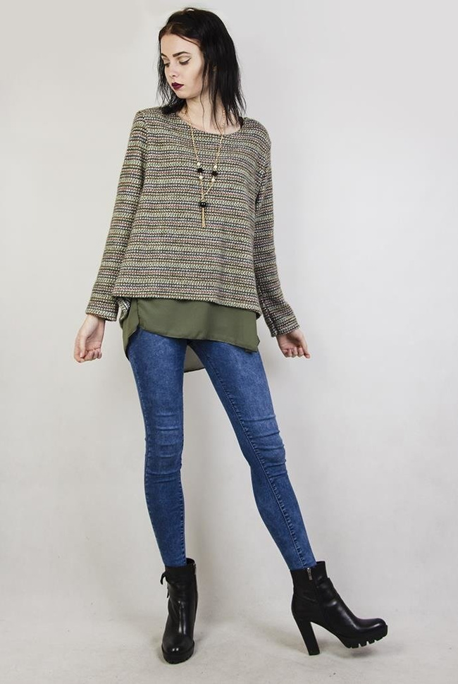 Zielona bluzka w paski, z wisiorkiem