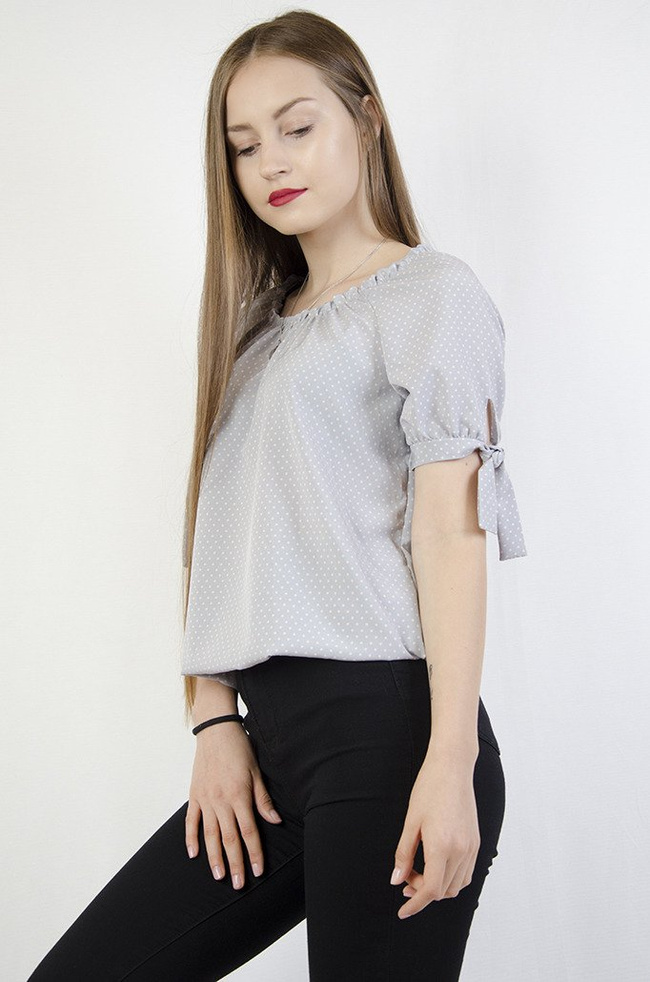 Szara bluzka w kropki z marszczeniem przy dekolcie