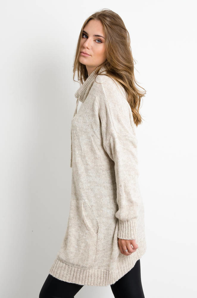 DŁUGI BEŻOWY SWETER Z KIESZENAMI