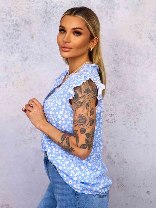 BLUZKA W KWIECISTY WZÓR Z FALBANKAMI- NIEBIESKA