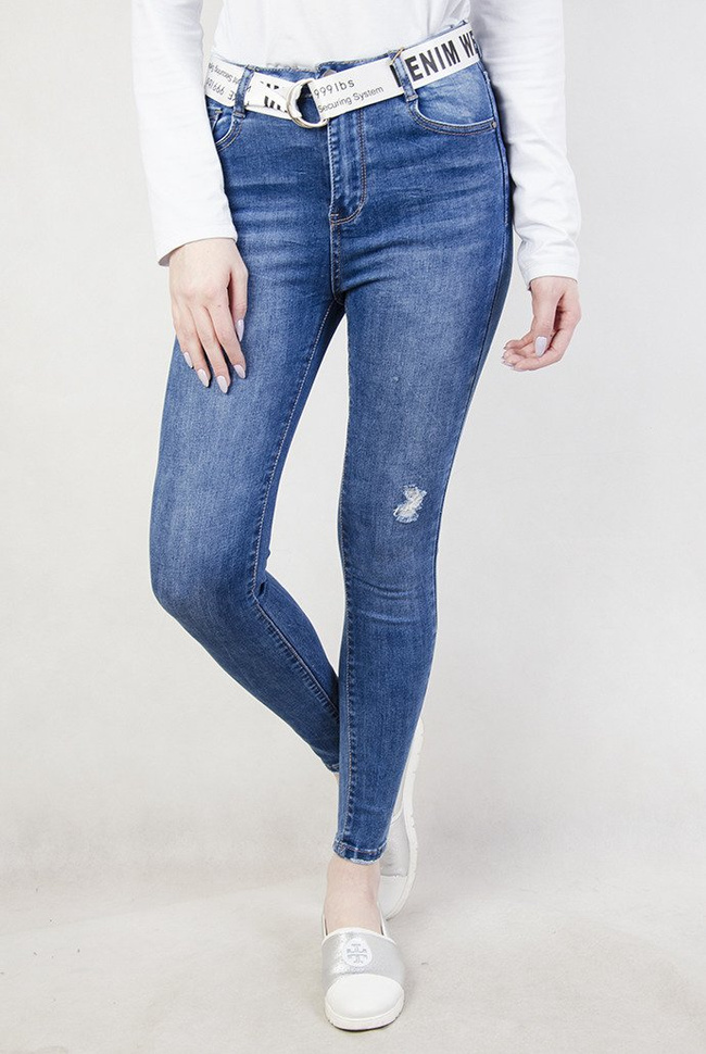 Spodnie jeansowe z wysokim stanem oraz białym paskiem