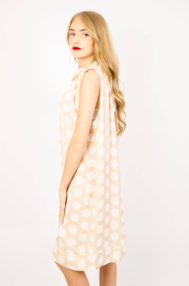 BEŻOWA SUKIENKA W GROCHY NA GRUBYCH RAMIĄCZKACH