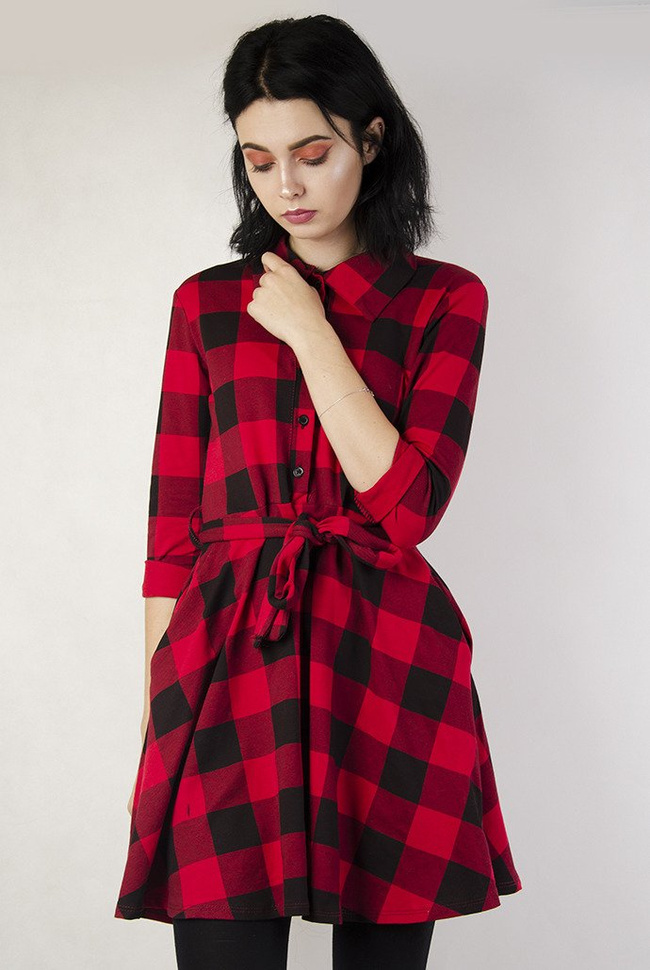 Rozkloszowana sukienka w czerwono-czarną kratę