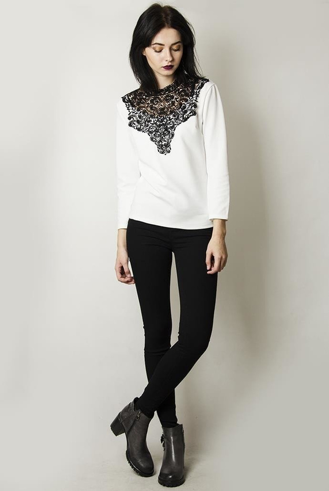 Biała bluzka z czarnym ażurowym zdobieniem