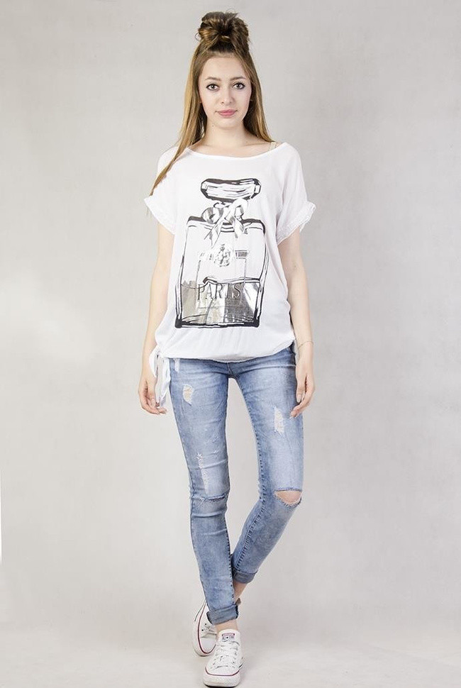 Biała bluzka z butelką perfum wiązana z boku