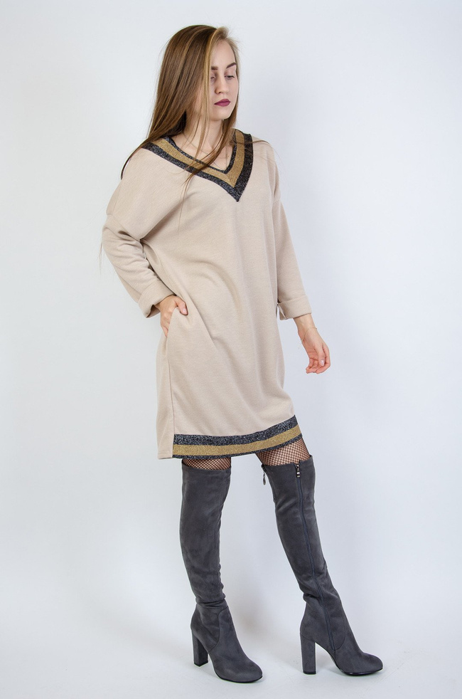 Beżowa sukienka zakończona brokatowymi elementami z kieszeniami