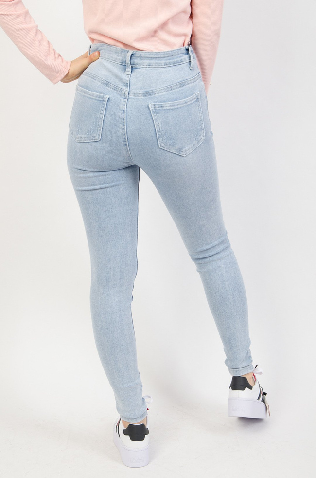 Jasne spodnie jeansowe z wyższym stanem
