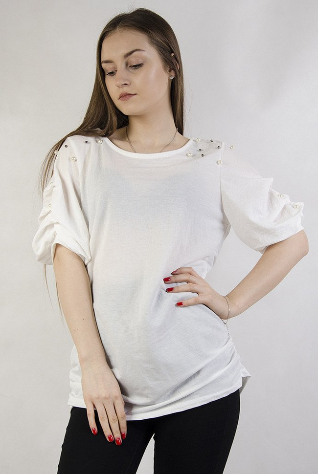 Biała bluzka z wycięciem na plecach oraz koralikami na ramionach