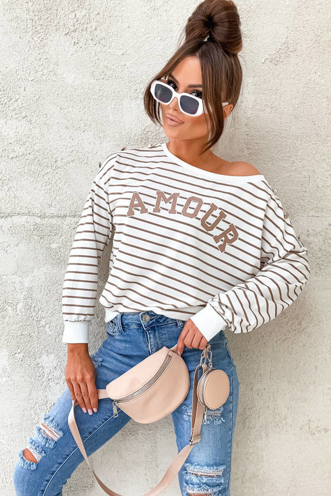 BIAŁA BLUZA W BRĄZOWE PASKI Z OZDOBNYM NAPISEM I GUZIKAMI