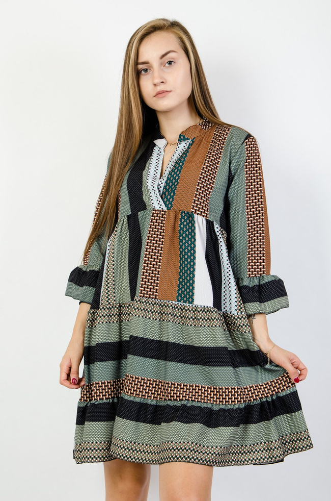 Wzorzysta sukienka z falbaną na dole