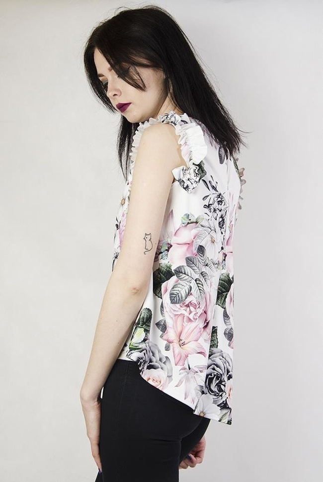 Biała bluzka w kwiatowy wzór, z falbanką