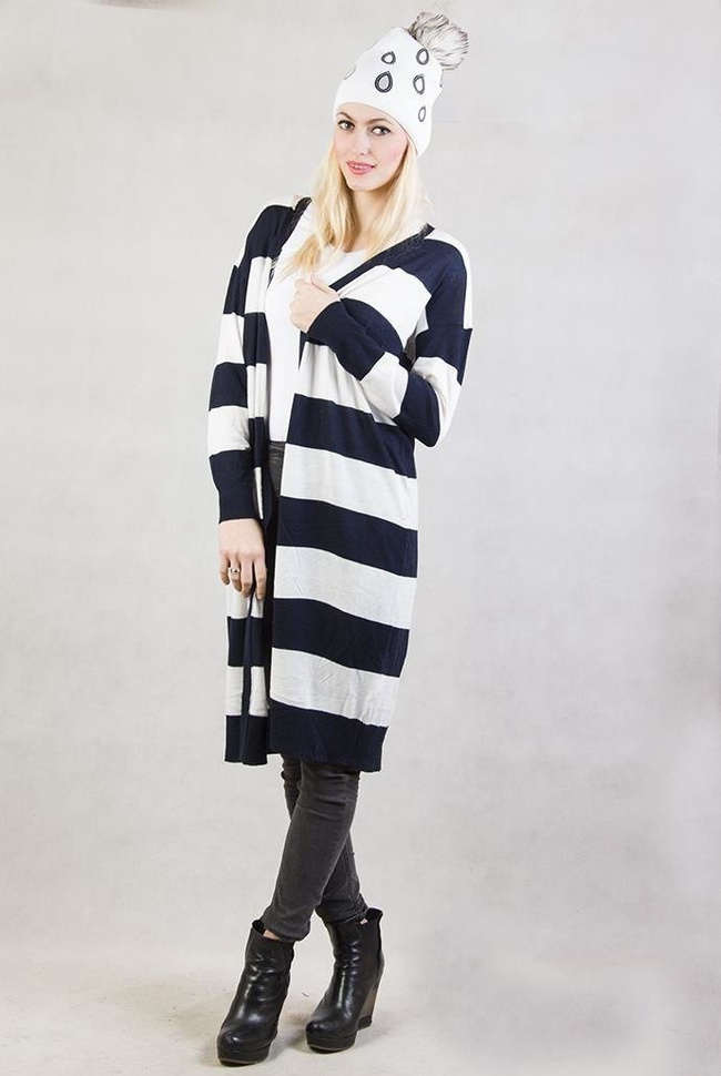 Biała czapka z doszytymi łezkami