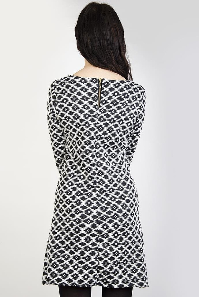 Biało-czarna sukienka w romby