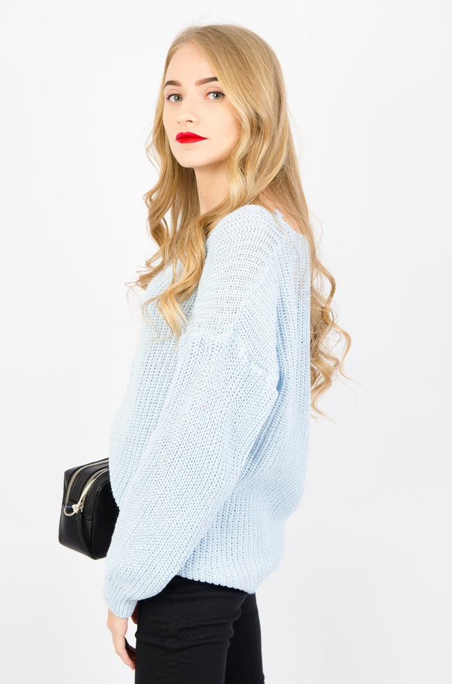 AKRYLOWY SWETER OVERSIZE Z DEKOLTEM W SEREK- JASNO NIEBIESKI
