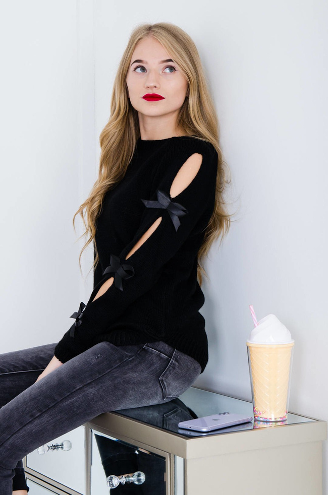 CZARNY AKRYLOWY SWETER Z WSTĄŻKAMI NA RĘKAWACH