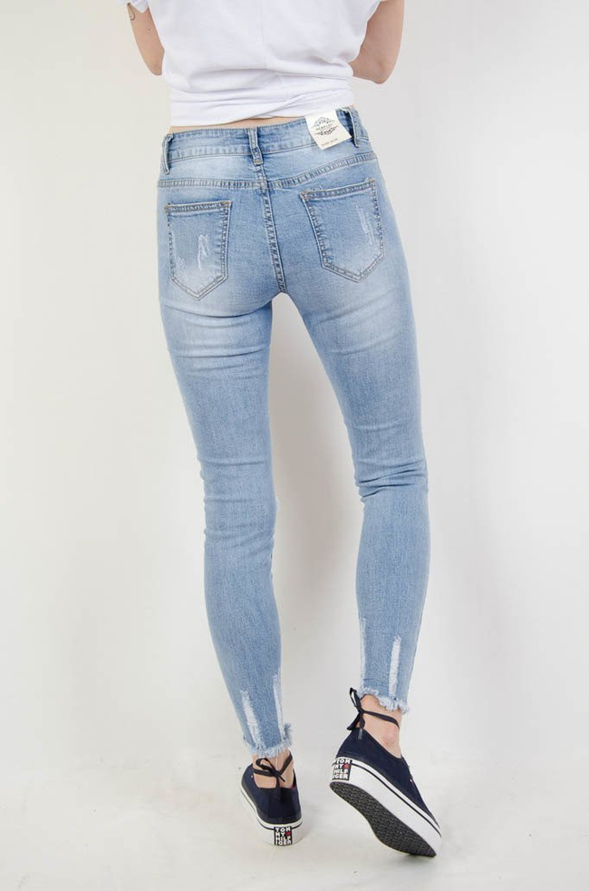 SPODNIE JEANSOWE Z KWIATOWYM HAFTEM 