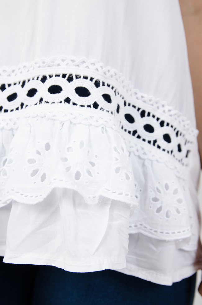 Biała bluzka z ażurowym wykończeniem + wisiorek