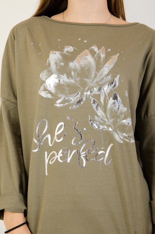 Zielona asymetryczna bluzka typu oversize z aplikacją z przodu