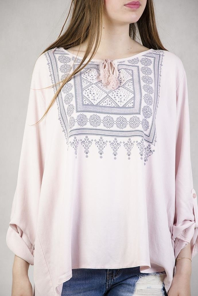 Różowa bluzka w indiańskim sylu