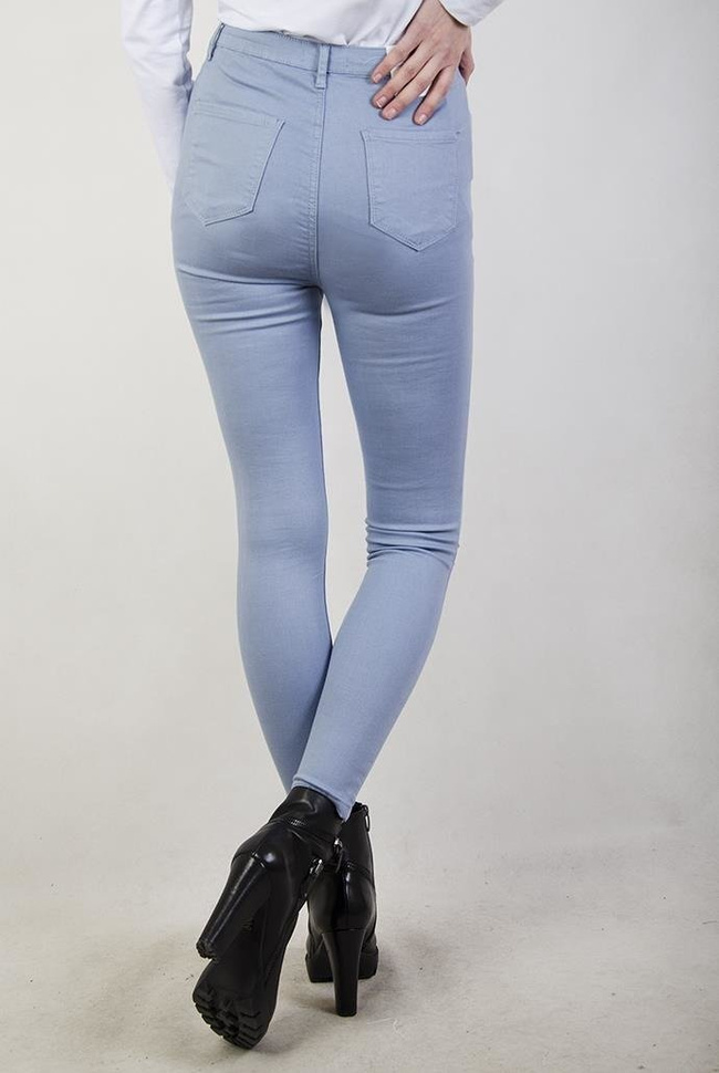 Jasnoniebieskie spodnie skinny jeans z ćwiekami i dziurami
