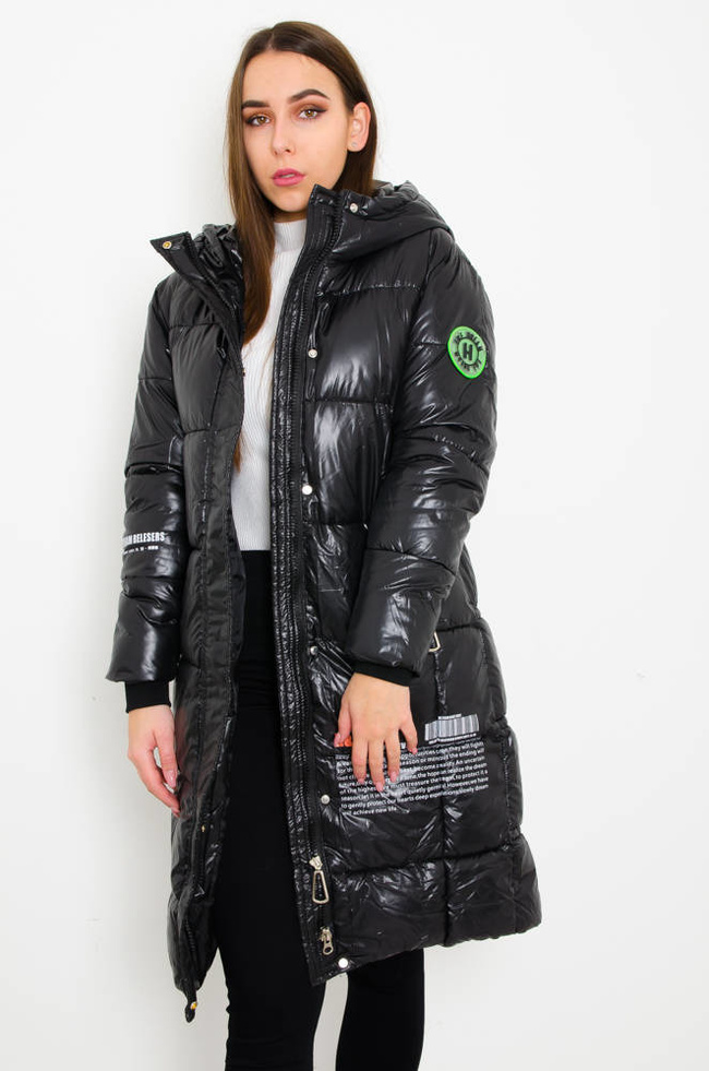 CZARNA DŁUGA KURTKA ZIMOWA Z NAPISAMI